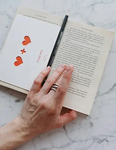 Quel plus joli cadeau que d'offrir un livre de votre histoire à celui ou celle qui partage votre vie. Ecrire une rencontre, écrire un amour, c'est leur donner toute leur importance